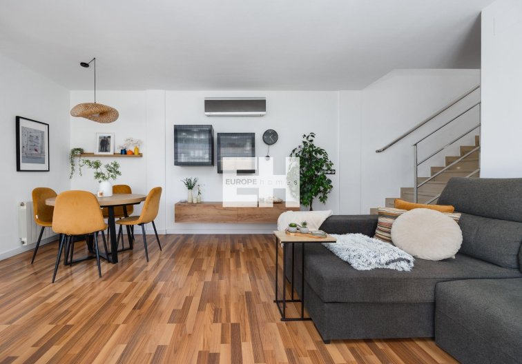 Resale - villa - Los Montesinos - La Herrada