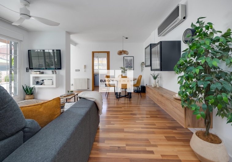 Resale - villa - Los Montesinos - La Herrada