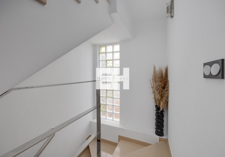 Resale - villa - Los Montesinos - La Herrada