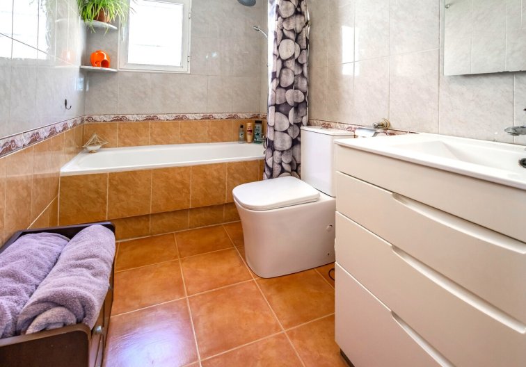Segunda mano - Semi Detached - Los Altos - Res Valle de los pinos