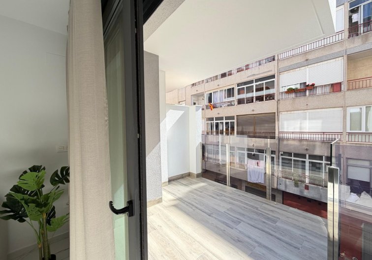 Segunda mano - Apartamento  - Torrevieja - Estacion De Autobuses