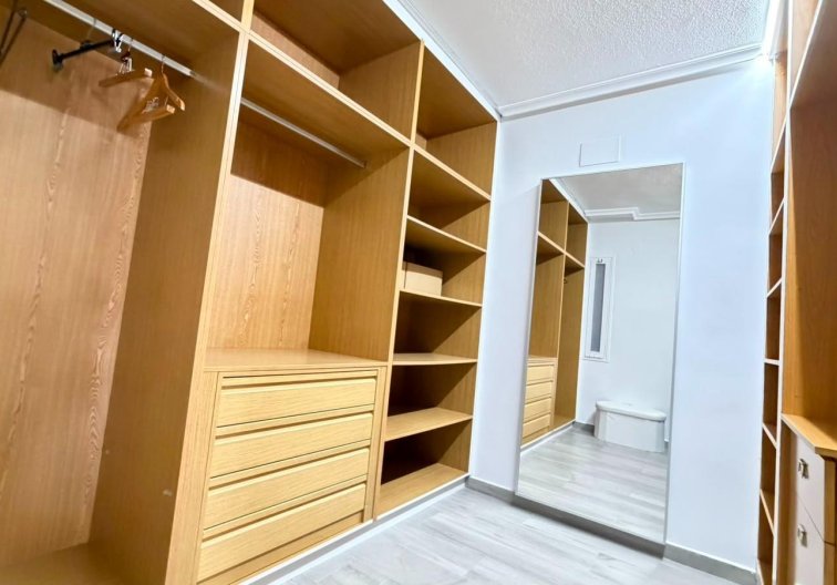 Segunda mano - Apartamento  - Torrevieja - Centro - Muelle Pesquero