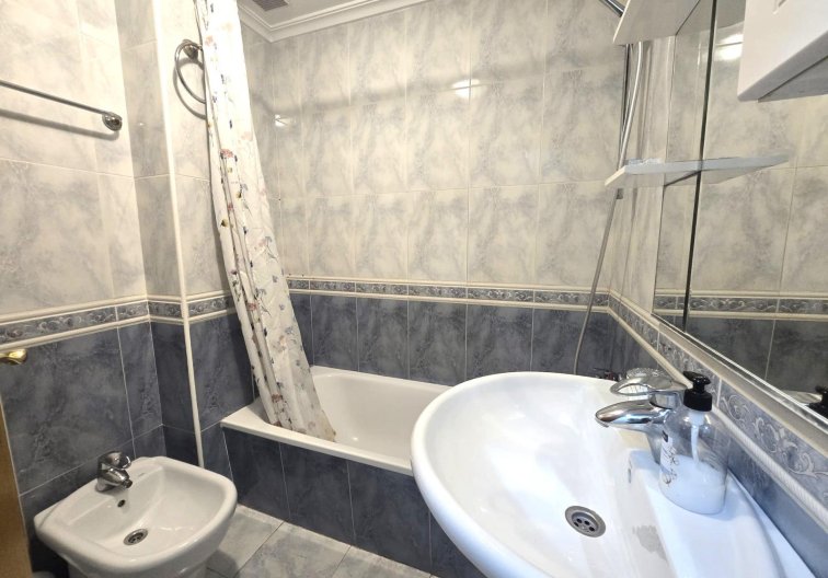 Segunda mano - Apartamento  - Torrevieja - Las Piscinas Naturales